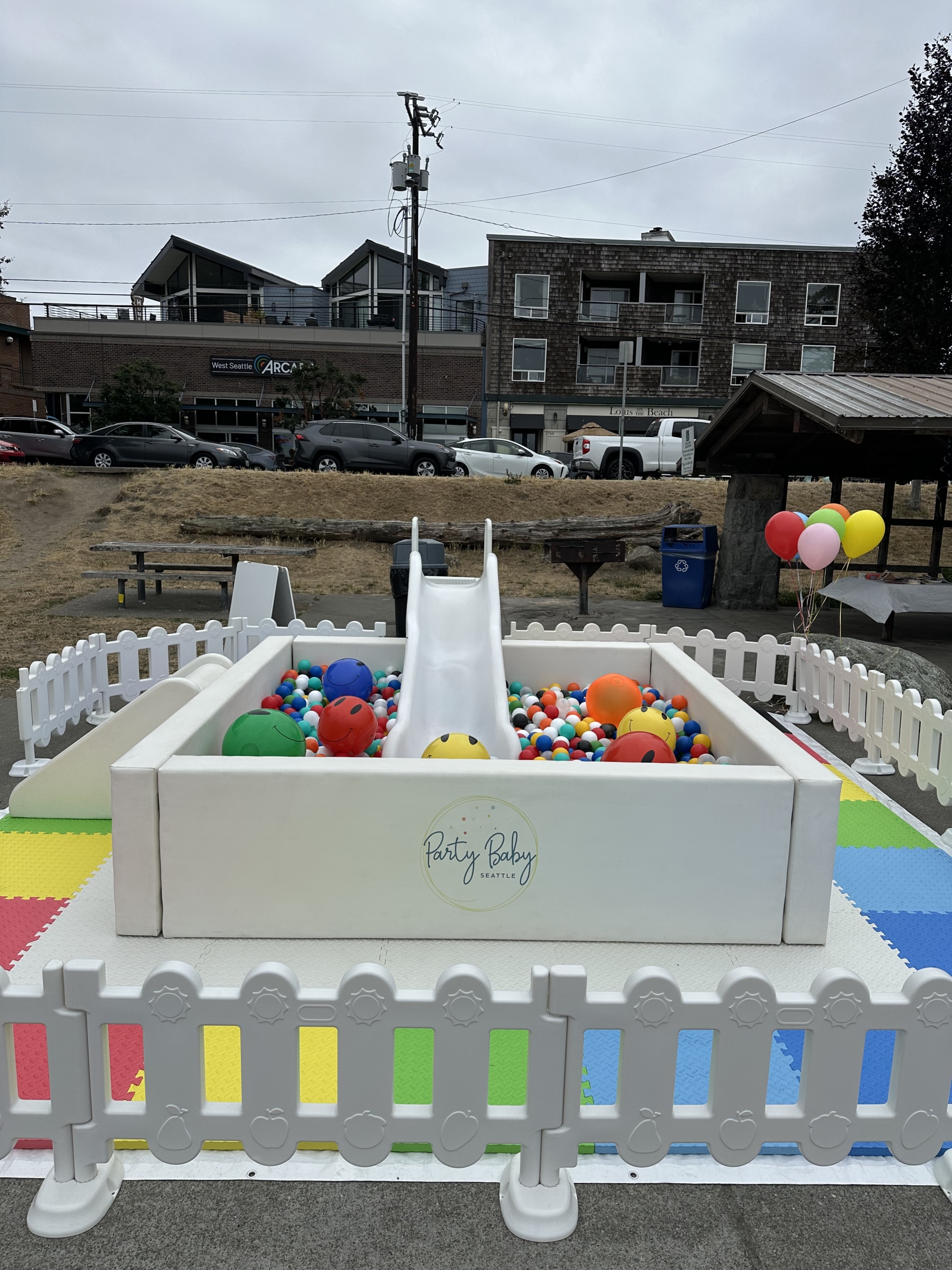 SUPER LUXE BALL PIT WITH SLIDE