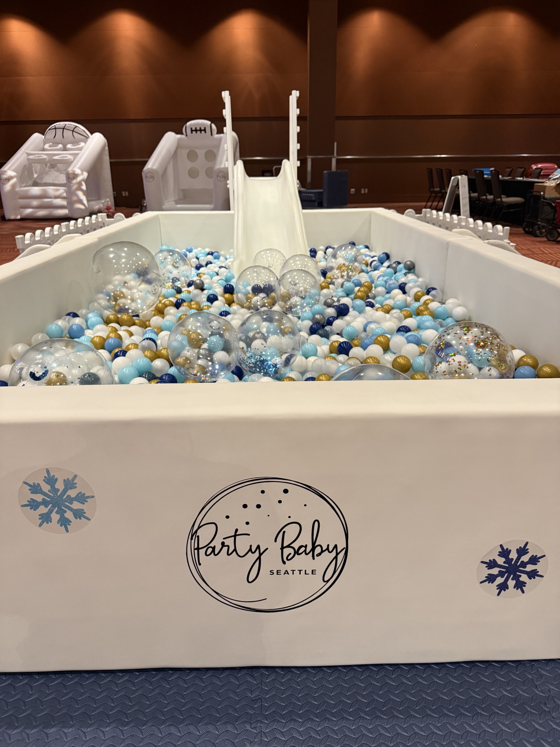 GRAND LUXE BALL PIT WITH SLIDE