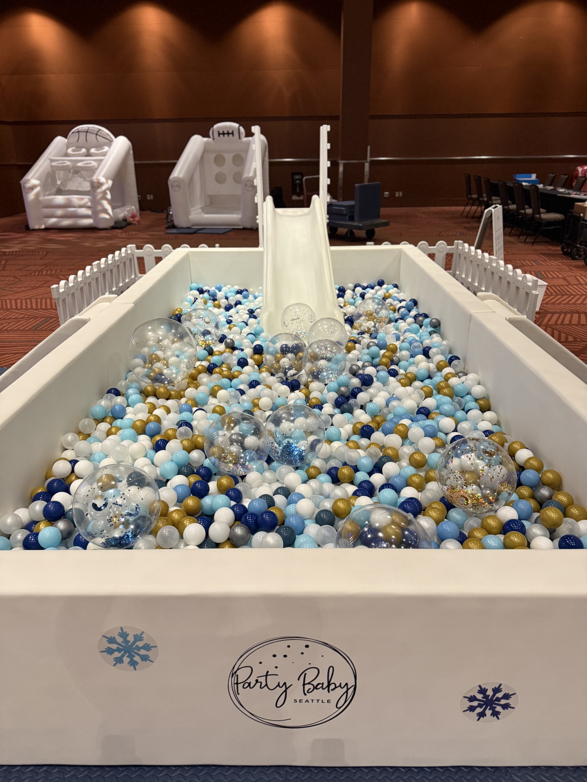 GRAND LUXE BALL PIT WITH SLIDE