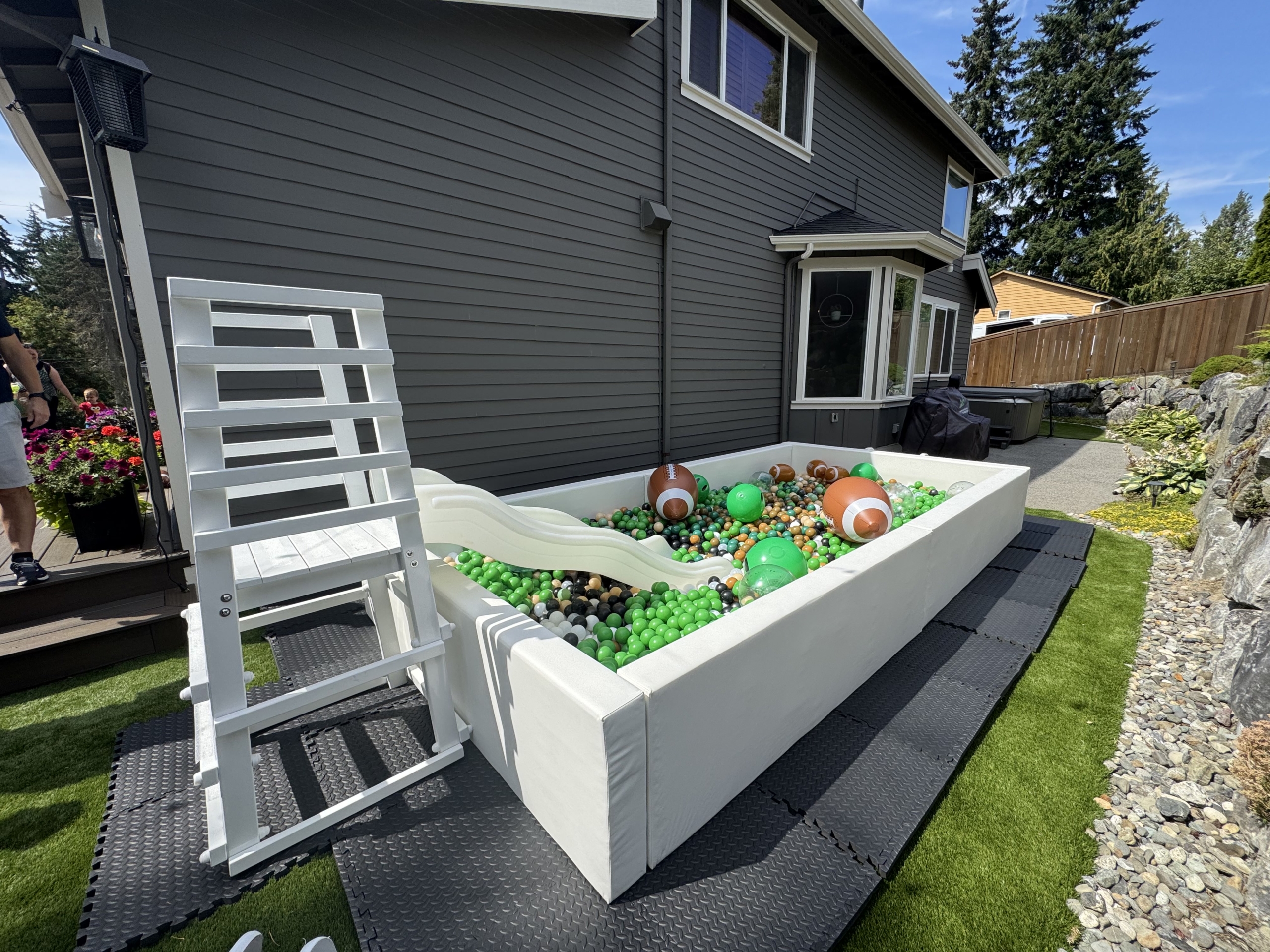 GRAND LUXE BALL PIT WITH SLIDE