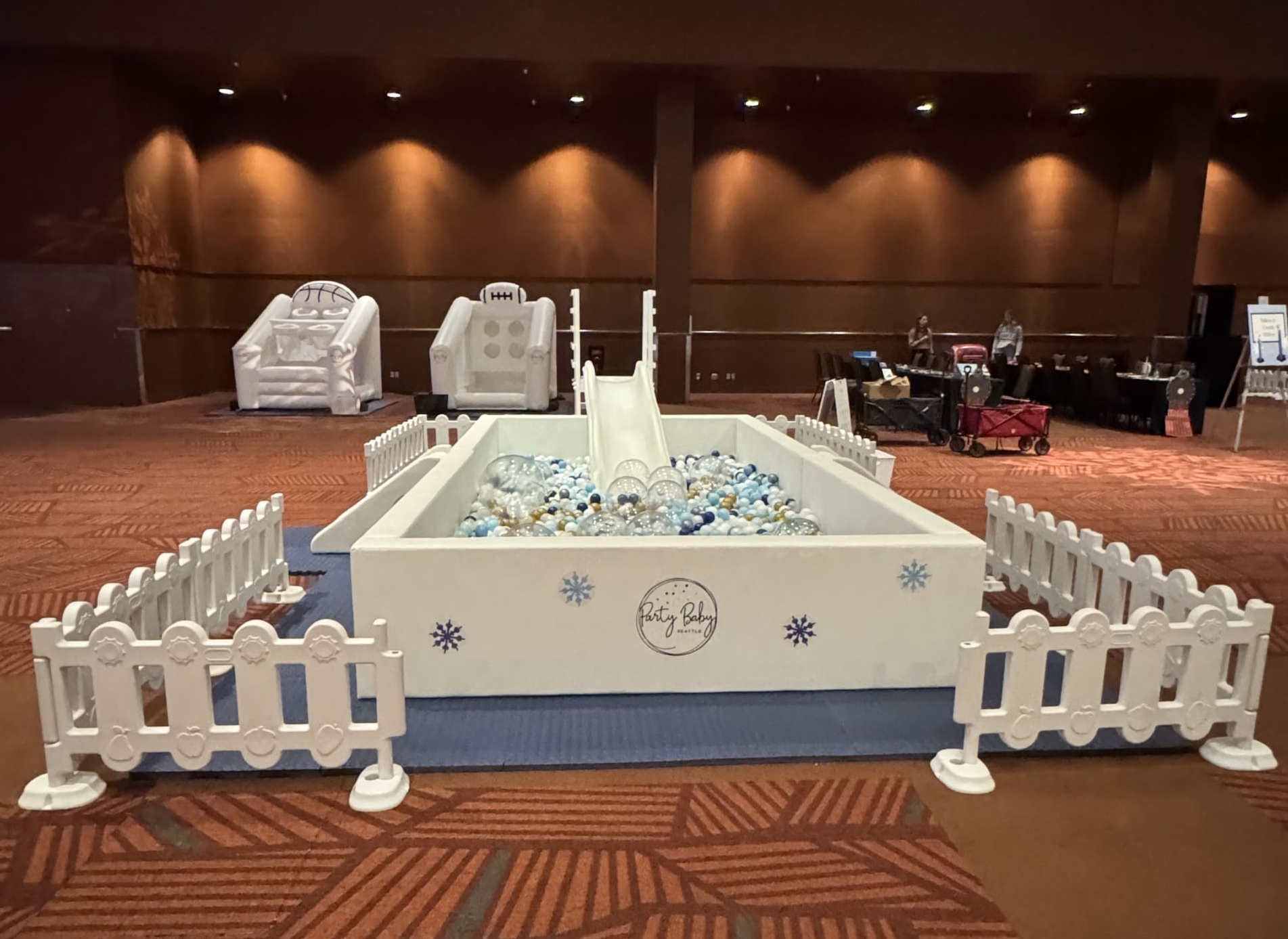 GRAND LUXE BALL PIT WITH SLIDE