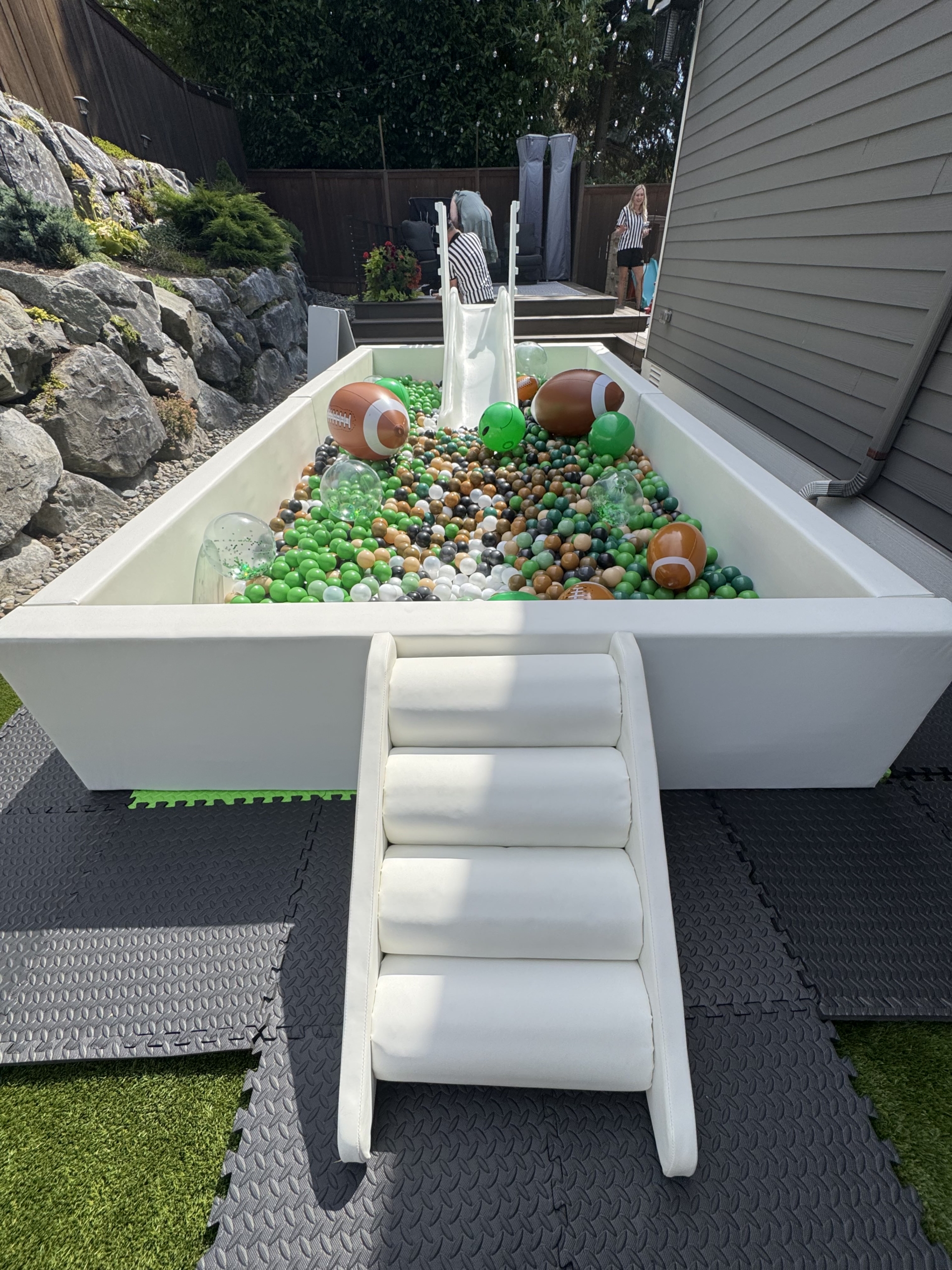 GRAND LUXE BALL PIT WITH SLIDE