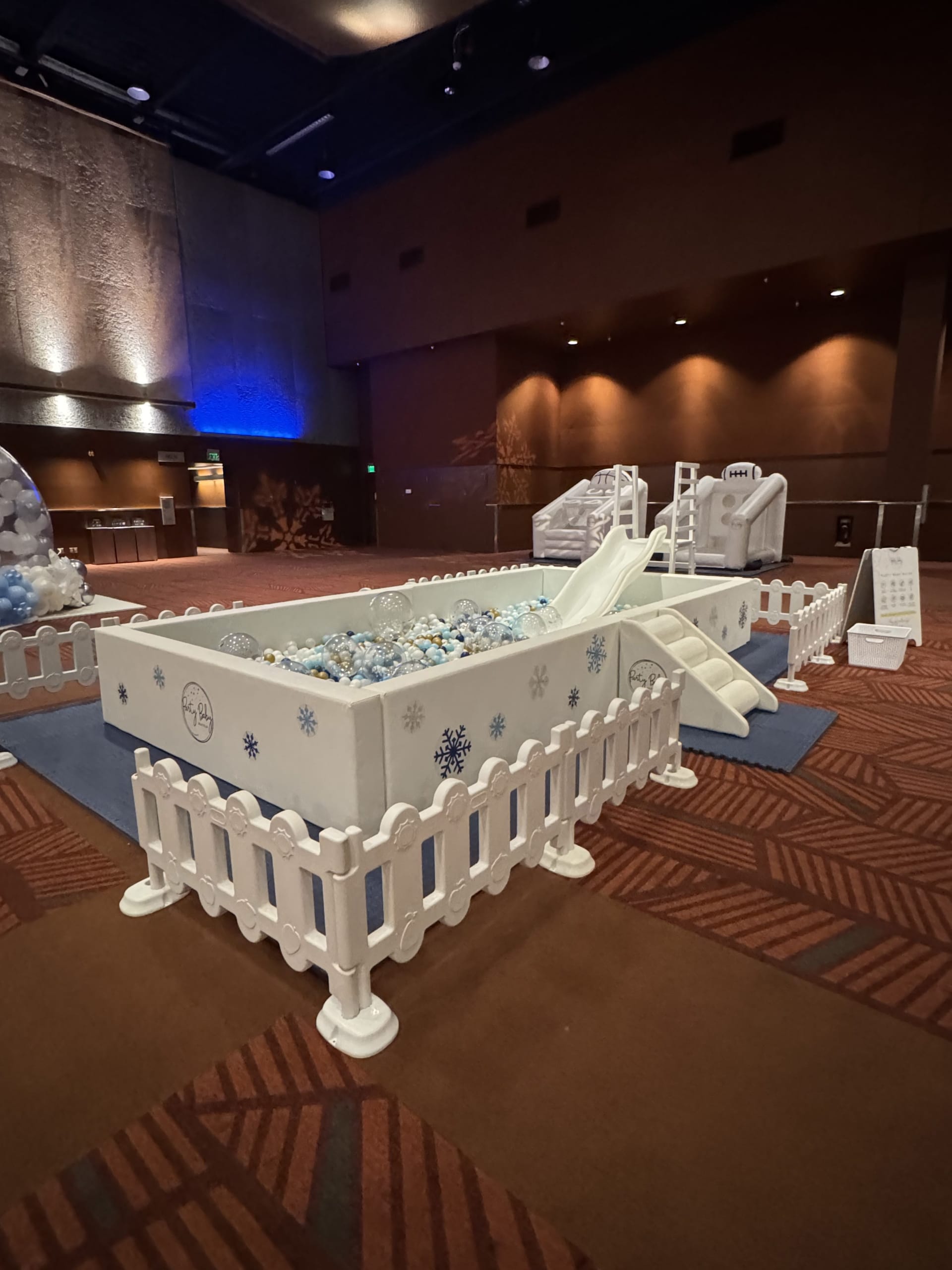 GRAND LUXE BALL PIT WITH SLIDE