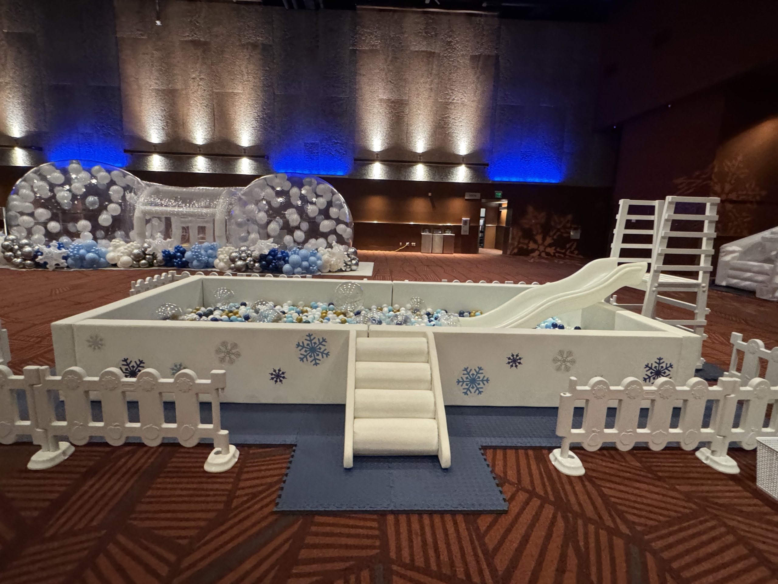 GRAND LUXE BALL PIT WITH SLIDE